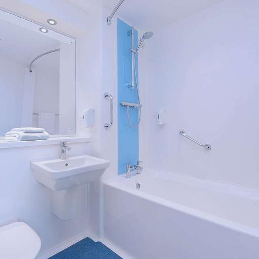 Travelodge London Richmond Central Екстериор снимка