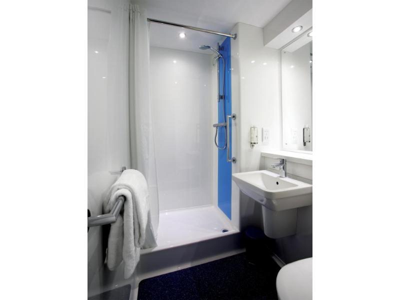 Travelodge London Richmond Central Екстериор снимка