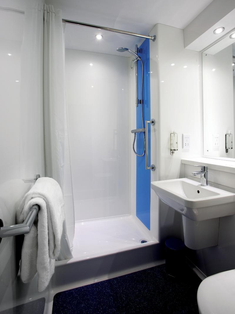 Travelodge London Richmond Central Екстериор снимка
