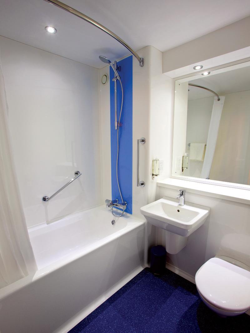 Travelodge London Richmond Central Екстериор снимка